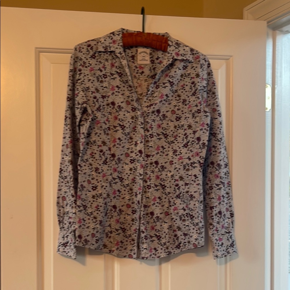 Two Brooks Brothers Stylish Women's Button-Up Tops - Multicolor Set Size 4